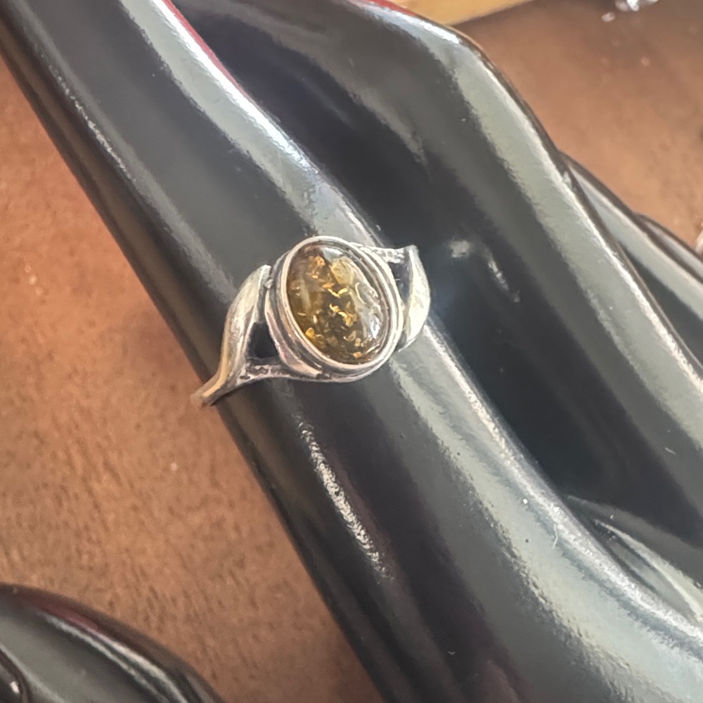 Classic Sterling Silver Ring w Single Oval Amber Center
